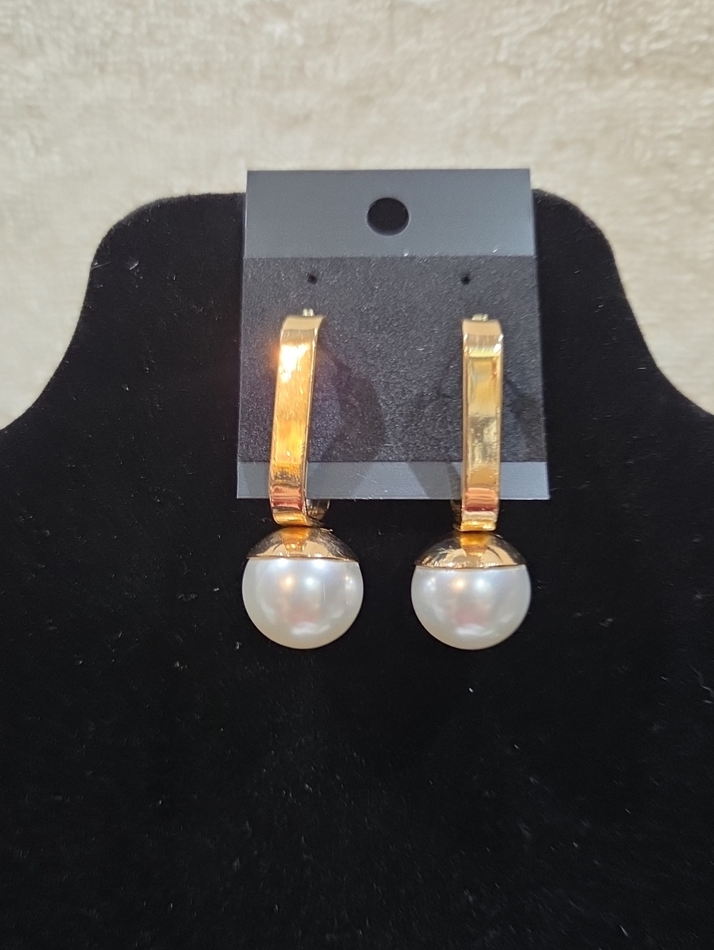 GOLDTONE EARRINGS WITH FAUX PEARL